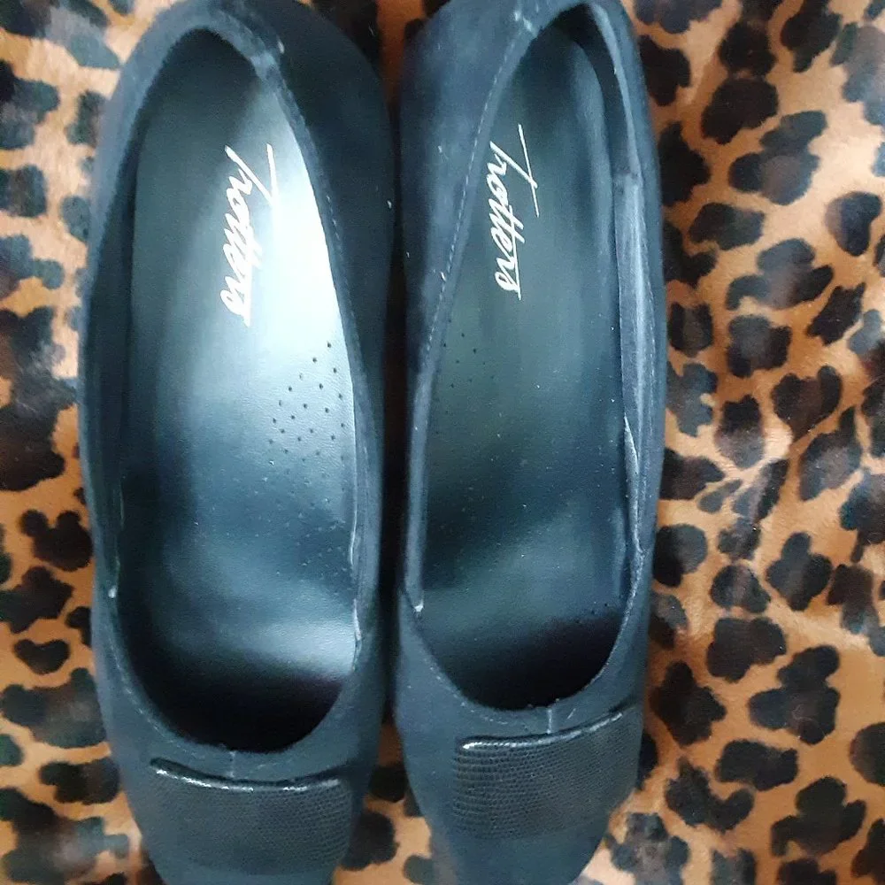 Trotters Women's DELSE Pump, Black suede finish, size 7 M womens